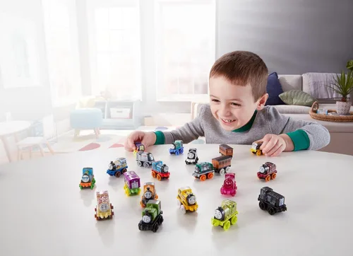 Vista 2 de Thomas & Friends Trenes de juguete MINIS - Paquete de 20 motores de empuje en miniatura y vehículos ferroviarios para juegos de simulación
