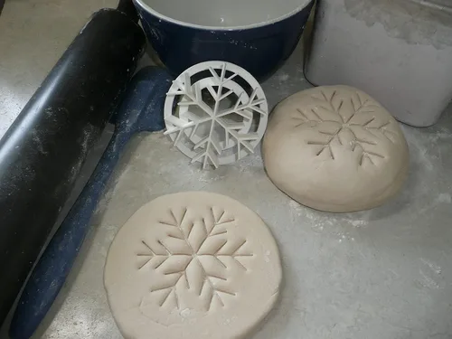 Vista 6 de YNGLLC Sello de pan dulce mexicano con patrón de copos de nieve, hecho en Estados Unidos, PR4396, color blanco