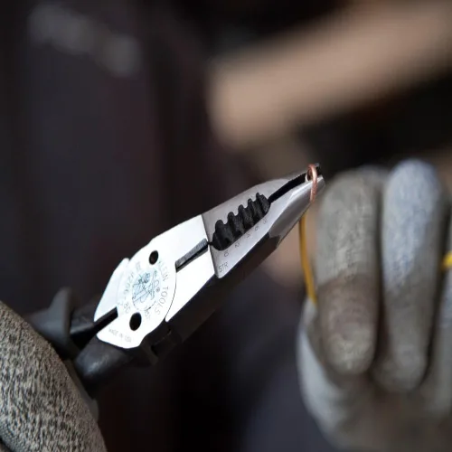 Vista 8 de Klein Tools J206-8C Alicates de punta larga multiuso con resorte, fabricados en Estados Unidos, acero forjado con mangos Journeyman de material dual