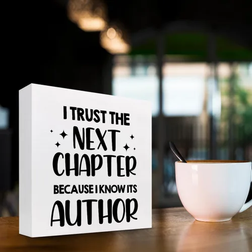 Vista 3 de Letrero de madera con texto en inglés "I Trust Next Chapter Because I Know Its Author", decoración de escritorio inspiradora de madera, placa