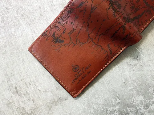 Vista 4 de Billetera vintage hecha a mano para hombre – Cuero auténtico plegable con grabado de mapa, regalo personalizable, Castaño, medio, Billetera plegable