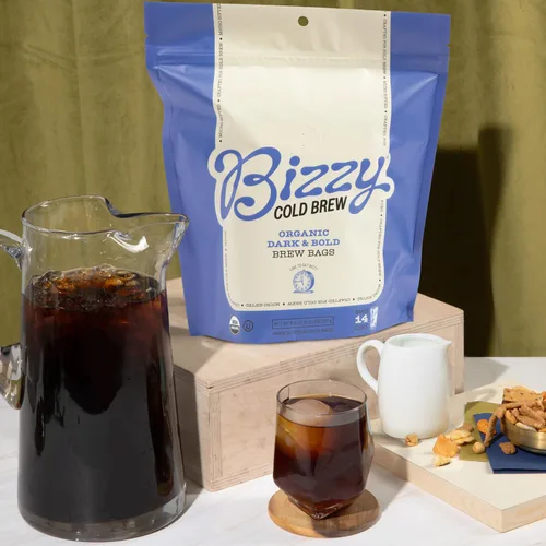 Vista 4 de Bizzy Café orgánico frío Paquete Café molido grueso Suave y dulce 1 libra + jarra oscura y audaz paquete de 4 unidades Paquete de 2