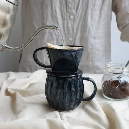 Vista 6 de Asayu Japan Juego de cafetera de cerámica para verter café en azul marino oscuro, soporte de filtro de papel de preparación lenta y gotero con 3