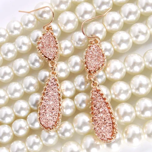 Vista 3 de Humble Chic Aretes largos de gota colgante de imitación, aretes femeninos de doble lágrima con purpurina bohemia, dijes bohemios de piedra de geoda