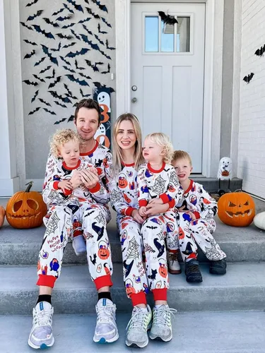 Vista 2 de IFFEI Pijamas de Navidad para la familia, conjuntos de pijamas a juego con camiseta y pantalones con patrón de horneado de galletas