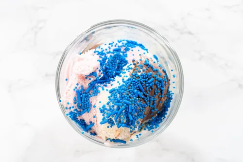 Vista 5 de Bakerpan Blue Jimmies Sprinkles - Gránulos Azules de 6 Onzas para Decoración de Pasteles - Gránulos Comestibles para Cupcakes, Helado, Decoraciones
