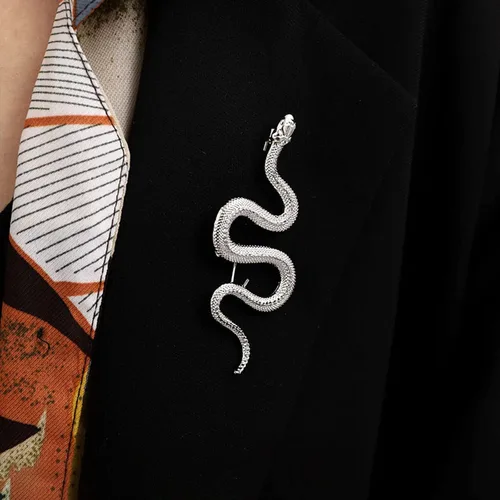 Vista 2 de Broche punk de oro de serpiente para mujer, broche de solapa para mujer, broche de cadena de serpiente, broche para abrigo, accesorios de joyería
