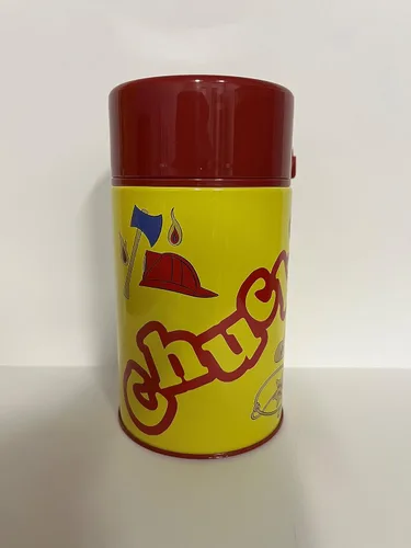 Vista 3 de Chucky Tin Titans presenta una lonchera exclusiva de Good Guys con recipiente para bebidas