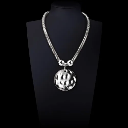 Vista 6 de Juego de collar de metal martillado plateado con cierre de mosquetón, collares gruesos con círculo de moneda de disco para mujer, collar de verano