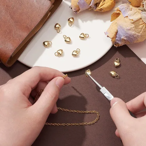 Vista 4 de KitBeads 10 dijes de corazón chapados en oro real de 18 quilates de latón dulce amor, mini colgantes 3D para el día de San Valentín para hacer