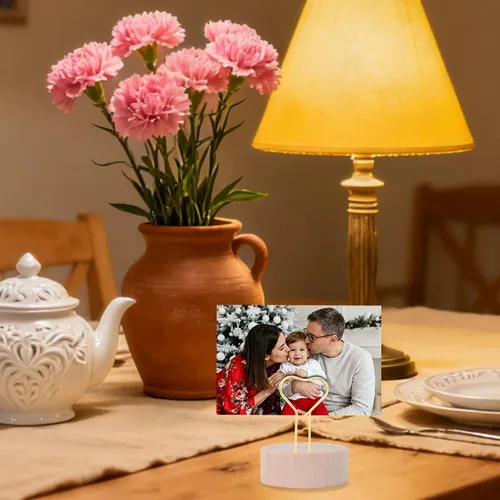 Vista 6 de Oubest Soportes dorados para números de mesa y tarjetas de lugar con alambre de metal en forma de corazón y base de madera, 10 soportes