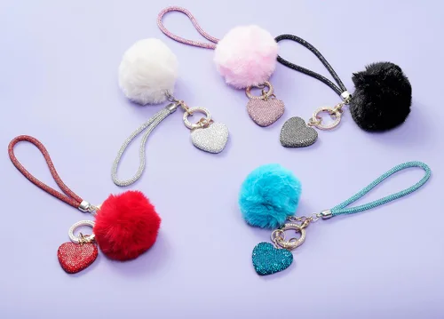 Vista 5 de Lindos llaveros de corazón para mujer, accesorios de llavero para mujer, llavero femenino para llaves de automóvil, mochila con pompón