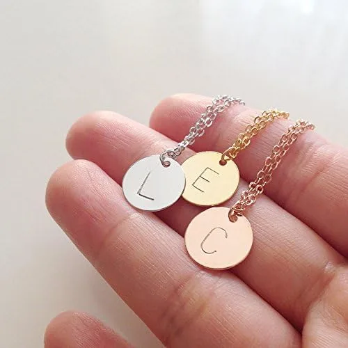Vista 2 de MignonandMignon Collar con inicial de oro en disco para dama de honor, regalo para ella.