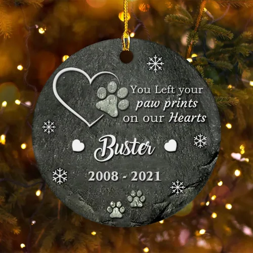 Vista 3 de Adorno conmemorativo personalizado para mascotas para perro, gato, mascota, huellas de pata izquierda en nuestros corazones, copos de nieve
