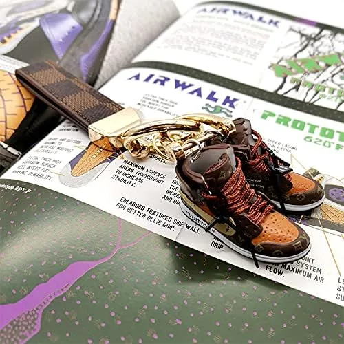 Vista 4 de Accesorios para llavero de zapatos deportivos con llavero de cuero y mini pulsera de zapatos 3D, llavero de moda para mujeres y hombres