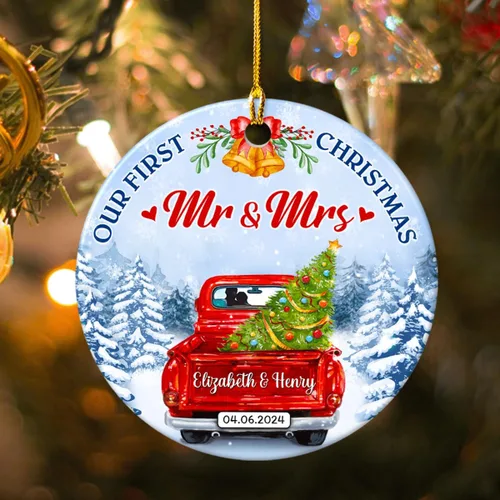 Vista 4 de Adorno personalizado para la primera Navidad 2023, 1ª Navidad como el señor Sra. Adornos colgantes de cerámica, regalos de recuerdo de boda