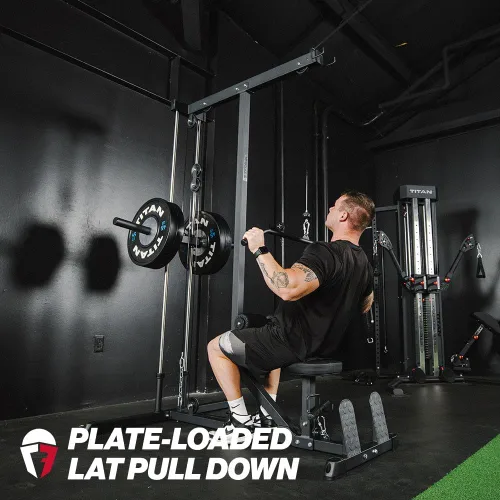 Vista 3 de Titan Fitness Torre LAT con Carga de Placas, Capacidad de 400 LB, Máquina Especializada para la Parte Superior del Cuerpo, Máquina de Cable