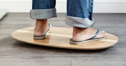 Vista 4 de ALLEYOOP - Tabla mecedora de madera • Movimiento mecedor omnidireccional único de 360° • Diseñado ergonómicamente para estabilidad en tu escritorio