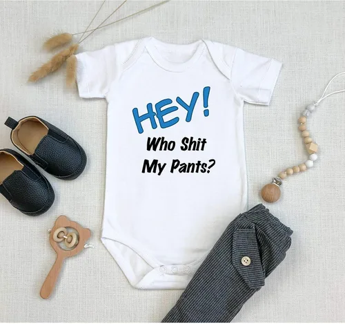 Vista 3 de Hey Who Shit My Pants Mameluco divertido de regalo para recién nacido lindo bebé
