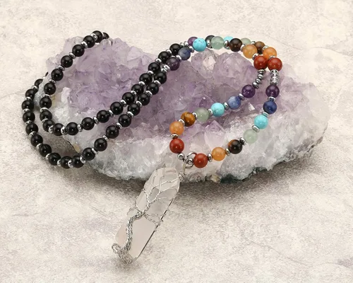 Vista 2 de Jovivi Collar de cristales curativos naturales de 7 chakras envuelto en alambre de cuarzo transparente colgante de árbol de la vida curativo
