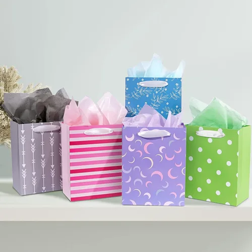 Vista 2 de Paquete de 12 bolsas de regalo de varios tamaños y diseños, bolsas de regalo a granel con papel de seda
