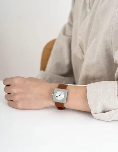 Vista 2 de Maven Brut Series - Reloj de diseñador unisex cuadrado de cuarzo japonés de 1.260in con cuero italiano y cristal de zafiro, galardonado con reloj