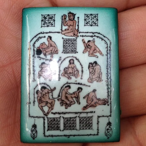Vista 2 de Charm Jewelry Gift Potente en el amor Thai Magic Love Amuletos Relicario Hombre y Niña Feliz en el Sexo Amor Mahasanaeh Love Attraction Lp.phin