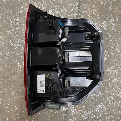Vista 3 de Ford 2022-2024 Maverick LH Driver Conjunto de lámpara trasera halógena NZ6Z-13405-A NZ6Z-13405-C