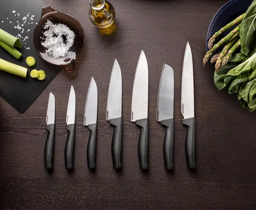 Vista 7 de Fiskars Cuchillo de tallar de 8.5 pulgadas de borde duro, hoja de acero inoxidable japonesa que se mantiene afilada para el uso diario, mango