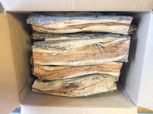Vista 2 de Troncos de leña hawaianos Kiawe – de Ohikilolo Ranch – Ideal para parrillas, ahumadores, hornos de pizza, estufas, fogatas y chimeneas – Caja