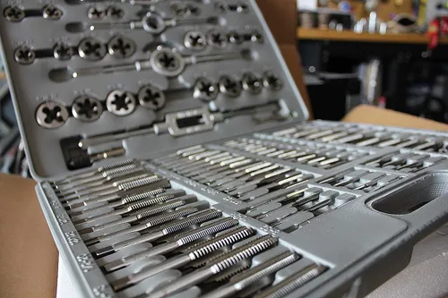 Vista 3 de Fairmount Tools - Juego de 110 troqueles y machos métricos y estándar en estuche de plástico moldeado