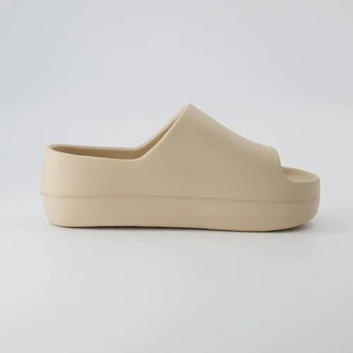 Vista 4 de CUSHIONAIRE Sandalia Harrison para mujer con +Comfort