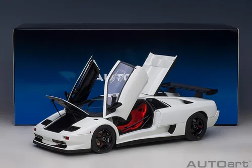 Vista 18 de AUTOart 1/18 Diablo SVR 1996 Impact White 79149