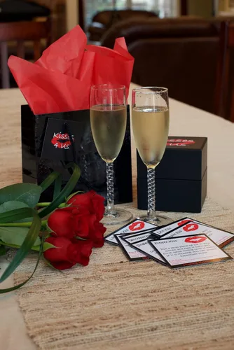 Vista 2 de Kisses 4 Us - Una caja de besos divertidos, coquetos y románticos para hacer que los besos sean divertidos. Perfecto para una cita nocturna, mejorar
