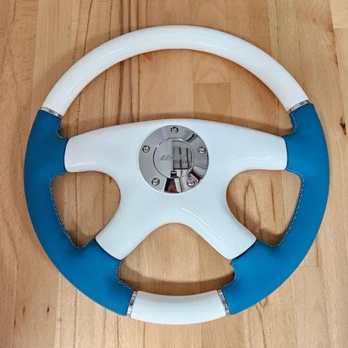Vista 3 de Raptor Volante de madera blanca y cuero azul océano de 15