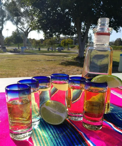Vista 2 de Vasos de chupito de tequila mexicano soplados a mano, juego de 6 vasos de chupito de tequila con borde azul cobalto (2 onzas cada uno)