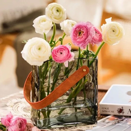 Vista 9 de Florero de cristal para flores, jarrones transparentes para centros de mesa, jarrón de vidrio hecho a mano con asa de cuero, pequeños jarrones