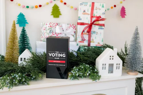 Vista 2 de The Voting Game After Dark Edition – El divertido juego de cartas para adultos sobre descubrir quiénes son tus amigos, perfecto para estudiantes