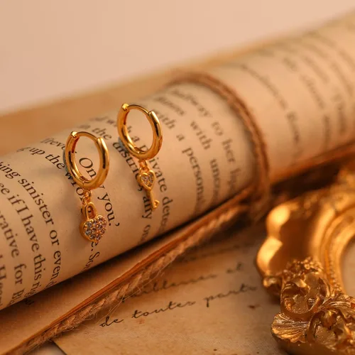 Vista 2 de MRSXIA Aretes Huggie para mujer aretes colgantes de aro de oro de 18 quilates pequeños simples delicados hipoalergénicos