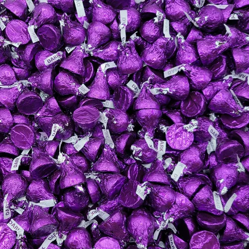 Vista 2 de Yummy Chew Hershey - Caramelos a granel de chocolate oscuro – Hershey Kisses en papel de aluminio morado – Hersheys Kisses envueltos individualmente