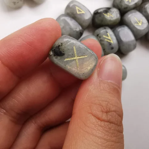 Vista 4 de Juego de piedras naturales de runa, pulido grabado del alfabeto de anciano con letras mágicas para meditación, adivinación, curación de chakras