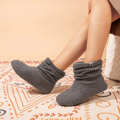 Vista 2 de LongBay Pantuflas cálidas de piel rizada para mujer, cómodas botas de forro polar de felpa con espuma viscoelástica para el hogar