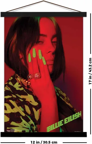 Vista 2 de Scorpio Posters Billie Eilish - Rojo - Licencia oficial - Mini póster - 11 x 17 pulgadas - con soporte para póster de madera negra
