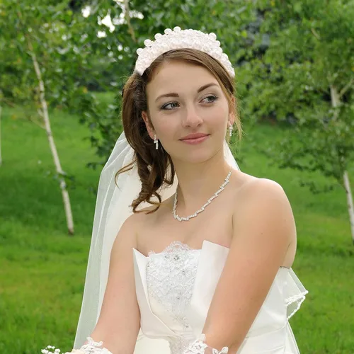 Vista 4 de MHDGG Diadema de perlas para mujeres y niñas, banda ancha con diamantes de imitación blancos brillantes, accesorio de boda