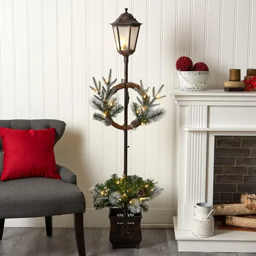 Vista 3 de Nearly Natural Poste de lámpara decorado preiluminado de 5 pies con vegetación artificial de Navidad, contenedor decorativo y 50 luces LED