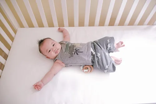 Vista 7 de Lullaby Earth Colchón para cuna no tóxico, impermeable, se adapta a camas estándar para bebés y niños pequeños, color blanco