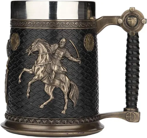 Vista 3 de Veronese Design 5.75 pulgadas 0.5 L Crusader And Saladin Templar Sigil Beer Stein con vaso de acero inoxidable escultura taza estatuilla taza
