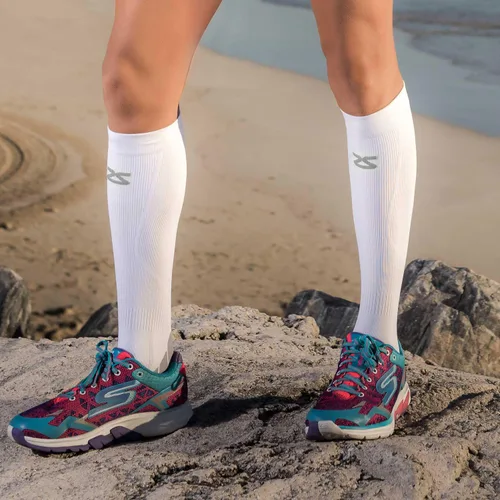 Vista 6 de Calcetines de compresión Tech+ de Zensah para correr