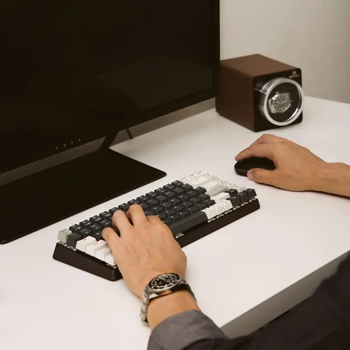 Vista 4 de Azio Cascade - Teclado mecánico, RGB retroiluminado, interruptores y teclas de intercambio en caliente, conexión inalámbrica USB-C o Bluetooth