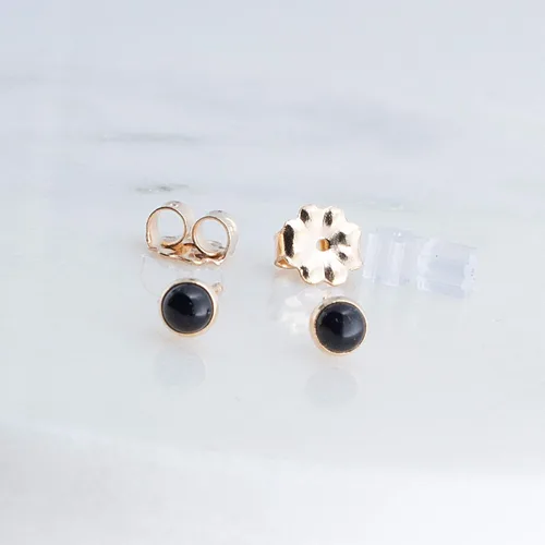 Vista 2 de Juego de aretes pequeños de oro con bisel, bola para cartílago, tragus, hélice, múltiples joyas hipoalergénicas de piedra natal para mujer